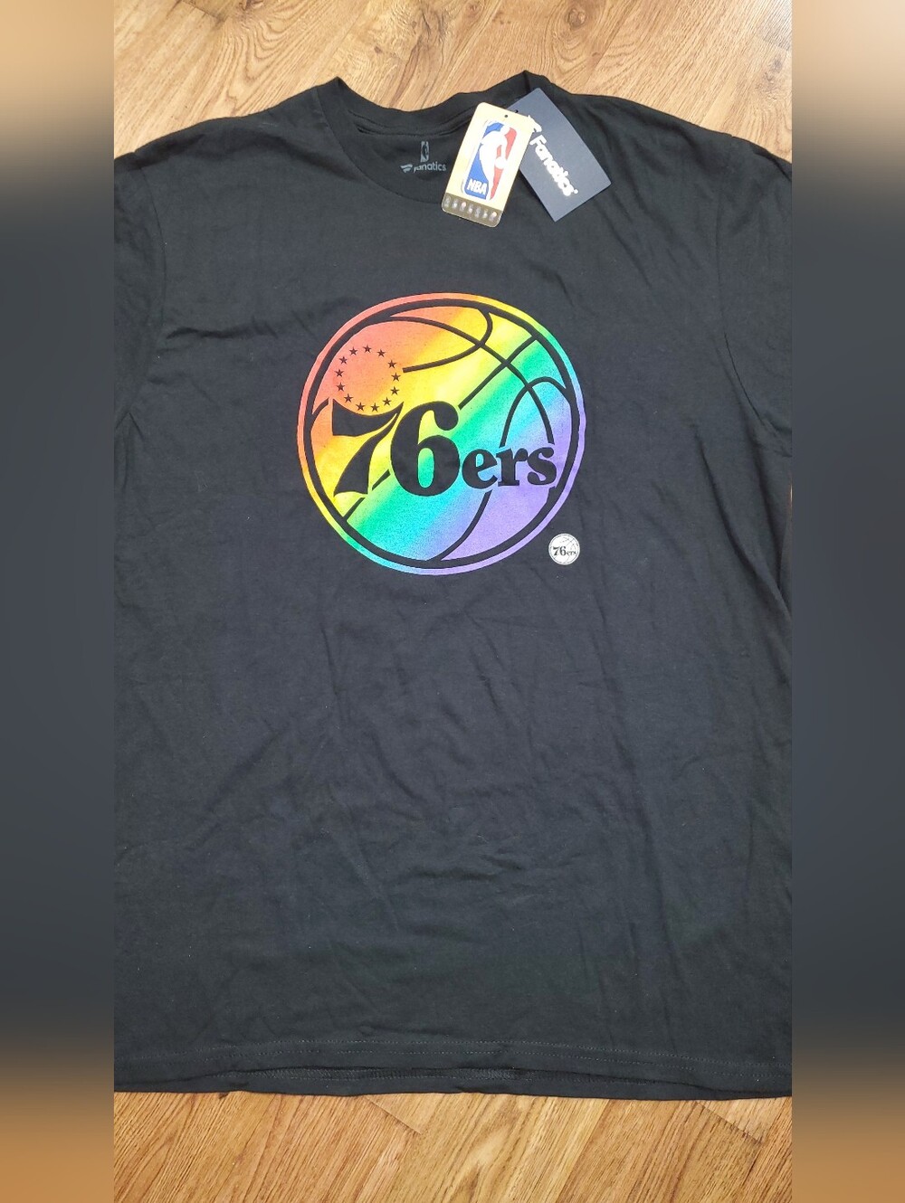 Fanatics NWT Black 76ers Rainbow BasketBall Logo T-Shirt Size M/L